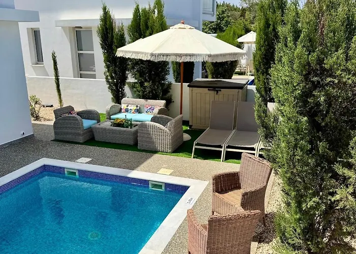 Jarvis Modern And Quiet 3br With Private Swimming Pool Vila